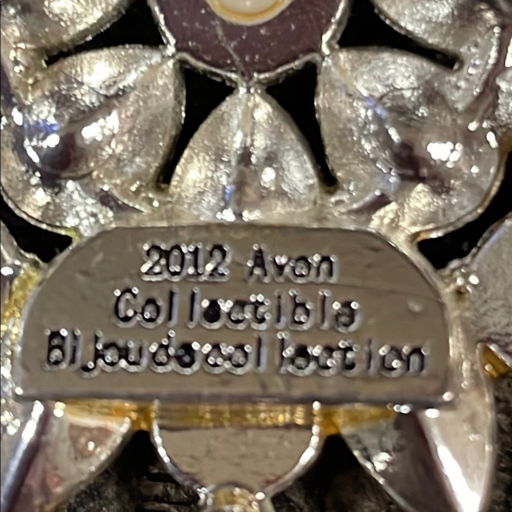 Avon collectible Crystal and Pearl Brooch - Picture 3 of 4